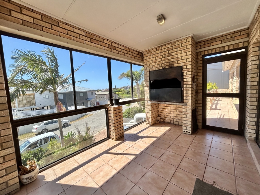 6 Bedroom Property for Sale in Wavecrest Eastern Cape